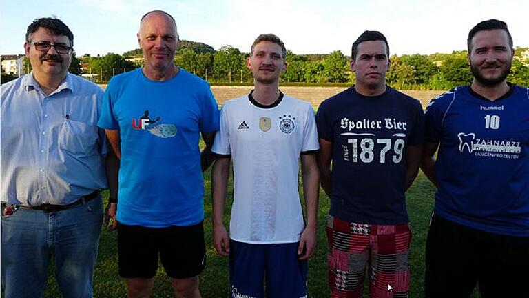 Alte und neue Gesichter bei den Karlstadter Handballernd: (von links) +Abteilungsleiter Thomas Obert, Trainer Klaus Sieß, Daniel Mader, Christian Schön und Mannschaftsverantwortlicher Andreas Obert