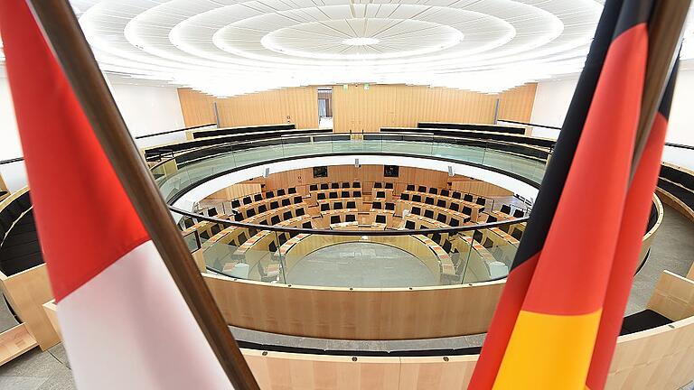 Plenarsaal Hessischer Landtag in Wiesbaden - Der leere Plenarsaal des hessischen Landtags in Wiesbaden Plenarsaal Hessischer Landtag in Wiesbaden - Der leere Plenarsaal des hessischen Landtags in Wiesbaden