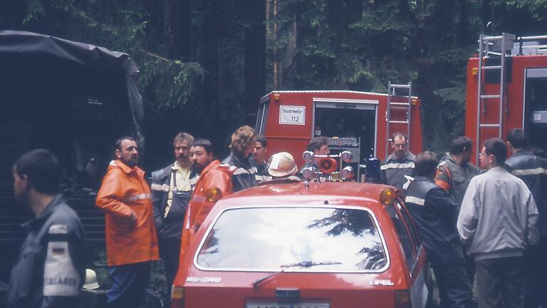 Transallabsturz am 11. Mai 1990 im Wald bei Rodenbach: Bis die Feuerwehr eintraf, war das Feuer erloschen. Zuvor muss es heftig gewesen sein: Die meisten Leichen waren verkohlt.