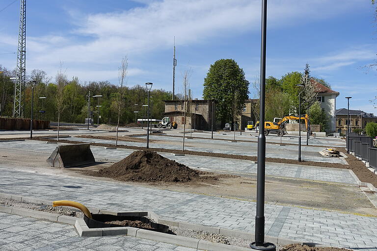 Weniger Parkplatzsuche: Der neue P&R-Stellplatz im südlichen Bereich des Kitzinger Bahnhofs ist fertig und bietet 119 Stellplätzte. Weniger Parkplatzsuche: Der neue P&R-Stellplatz im südlichen Bereich des Kitzinger Bahnhofs ist fertig und bietet 119 Stellplätzte.