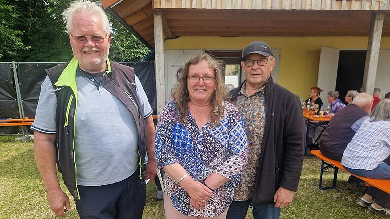 Das Foto zeigt (von links) Vorsitzender Gerhard Brunner, Margitte Geck (30 Jahre im Vorstand) und Herbert Reiter (30 Jahre Mitglied).