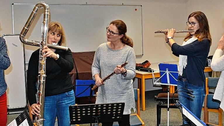 In verschiedenen Räumen im Landkreis, so unter anderem im Gebäude der Volkshochschule Bildhäuser Hof in Bad Neustadt, treffen sich die Musikerinnen zur Probe. Unser Foto zeigt von links Stefanie Wirsing, Leonore Knieß, Gunda Schwen, Johanna Knieß und Christiane Scheuplein (alle Salz bei Bad Neustadt).