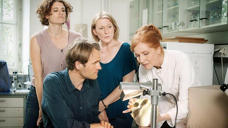 So realistisch war der Franken-„Tatort“ - Im Franken-„Tatort“ ermittelten die Kommissare Wanda Goldwasser (Eli Wasserscheid), Felix Voss (Fabian Hinrichs) und Paula Ringelhahn (Dagmar Manzel) verdeckt im Institut für Anatomie und Zellbiologie in Würzburg. Institutsleiterin Magdalena Mittlich (Sibylle Canonica) hatte sie wegen eines ominösen Schädels rufen lassen. So realistisch war der Franken-„Tatort“ - Im Franken-„Tatort“ ermittelten die Kommissare Wanda Goldwasser (Eli Wasserscheid), Felix Voss (Fabian Hinrichs) und Paula Ringelhahn (Dagmar Manzel) verdeckt im Institut für Anatomie und Zellbiologie in Würzburg. Institutsleiterin Magdalena Mittlich (Sibylle Canonica) hatte sie wegen eines ominösen Schädels rufen lassen.