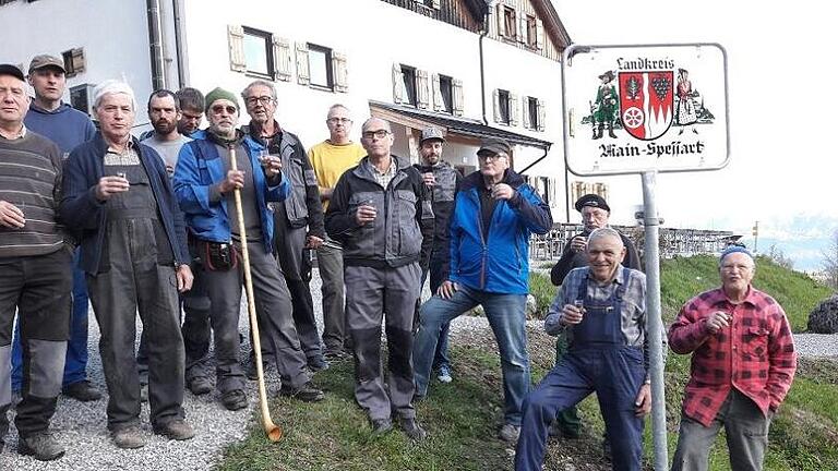 Wilder Kaiser mit Winzerin und Spessarträuber       -  (ch)   Im Wilden Kaiser bei Going in Tirol liegt der &bdquo;südlichste Punkt von Main-Spessart&ldquo;, die Gaudeamus-Hütte. 2016 zur Wiedereinweihung der Schutzhütte der Bergfreude von der DAV-Sektion Main-Spessart hatte Landrat Thomas Schiebel ein historisches Schild des Landkreises mitgebracht, das jetzt 16 ehrenamtliche Helfer kurz vor dem Saisonstart in dieser Woche mit einem soliden Fundament versehen und unter den Klängen des Wanderalphorns aufgestellt haben, teilt die Vorsitzende Katja Manger mit. Die Helfer kümmerten sich zudem auch um den weiteren Innenausbau und den Dachstuhl von 1927. Als nächste Veranstaltung steht nun das Sonnwend-Wochenende vom 23. bis 25. Juni auf der Gaudeamus-Hütte an. Infos unter www.dav-main-spessart.de.