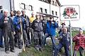 Wilder Kaiser mit Winzerin und Spessarträuber       -  (ch)   Im Wilden Kaiser bei Going in Tirol liegt der &bdquo;südlichste Punkt von Main-Spessart&ldquo;, die Gaudeamus-Hütte. 2016 zur Wiedereinweihung der Schutzhütte der Bergfreude von der DAV-Sektion Main-Spessart hatte Landrat Thomas Schiebel ein historisches Schild des Landkreises mitgebracht, das jetzt 16 ehrenamtliche Helfer kurz vor dem Saisonstart in dieser Woche mit einem soliden Fundament versehen und unter den Klängen des Wanderalphorns aufgestellt haben, teilt die Vorsitzende Katja Manger mit. Die Helfer kümmerten sich zudem auch um den weiteren Innenausbau und den Dachstuhl von 1927. Als nächste Veranstaltung steht nun das Sonnwend-Wochenende vom 23. bis 25. Juni auf der Gaudeamus-Hütte an. Infos unter www.dav-main-spessart.de.