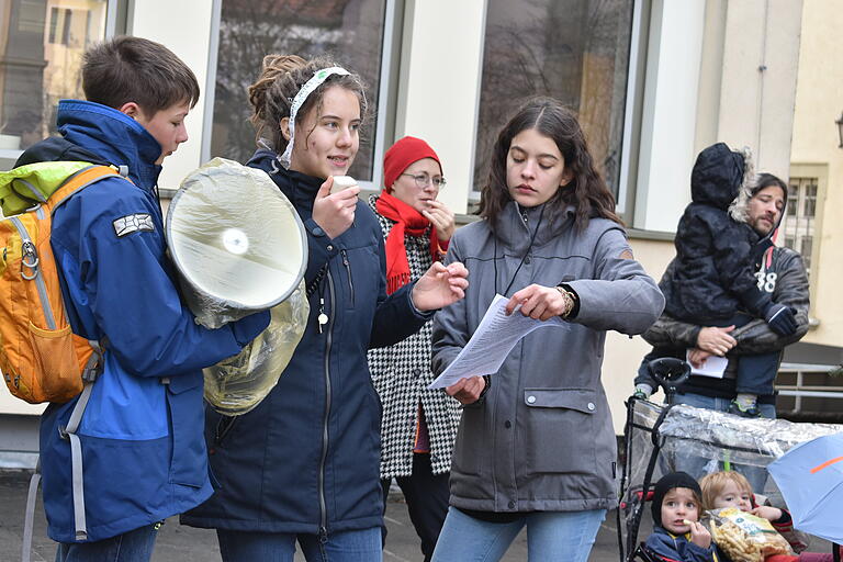 Lena Gräfenschnell (Mitte), Frederik Dürr (links) und Maja Büttner gehören zum Kern-Organisationsteam der Bad Neustädter Fridays for future-Bewegung.