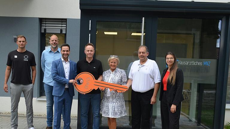 Bei der symbolischen Schlüsselübergabe für das neue MVZ Mainfranken in Gochsheim, von rechts: Gulia Rudloff, Stefan Schlicht, Alexandra Schlicht, Carsten Dotterweich, Bürgermeister Manuel Kneuer, Dr. Alexander Zolp und Sebastian Hennerkes. Bei der symbolischen Schlüsselübergabe für das neue MVZ Mainfranken in Gochsheim, von rechts: Gulia Rudloff, Stefan Schlicht, Alexandra Schlicht, Carsten Dotterweich, Bürgermeister Manuel Kneuer, Dr. Alexander Zolp und Sebastian Hennerkes.
