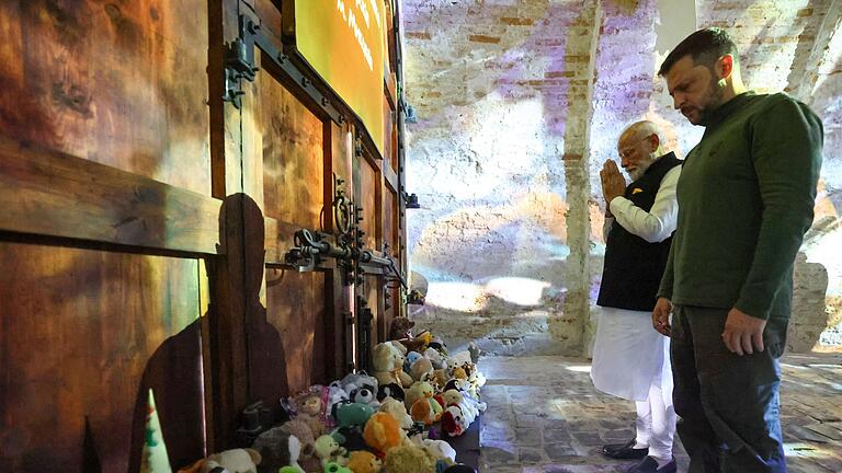 Indischer Premierminister Modi besucht Kiew       -  Modi besuchte mit Selenskyj eine Gedenkstätte für die im Krieg getöteten ukrainischen Kinder.