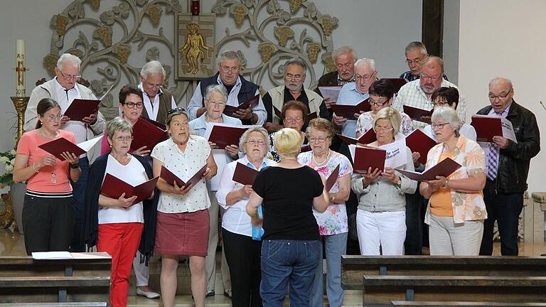 Die Chorgemeinschaft Nassach-Birnfeld in der Kirche.