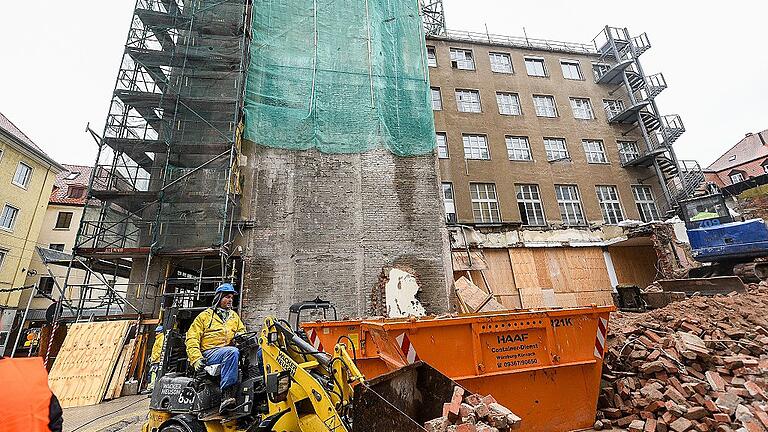 Hochhaus ohne Nachbar: Das Nebengebäude in der Augustinerstraße wurde in den vergangenen Wochen abgerissen. Nach dem Wunsch des Bauherrn soll das Hochhaus im nächsten Jahr fallen &ndash; für einen Nachfolgebau im gleichen Stil.