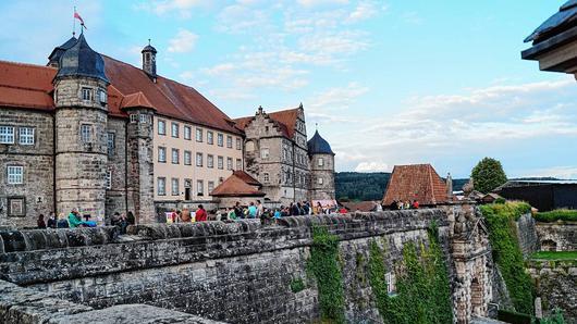 Die Festung Rosenberg in Kronach. Wer vor seinem Theaterbesuch noch etwas erleben möchte, kann hier an einer Führung teilnehmen oder in der Umgebung wandern gehen.