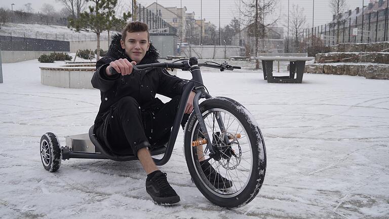 Tim Seybold hat 530 Arbeitsstunden in seine Jahresarbeit gesteckt: Er baute ein sogenanntes E-Trike, das sogar bei Schnee sicher auf den Rädern bleibt.