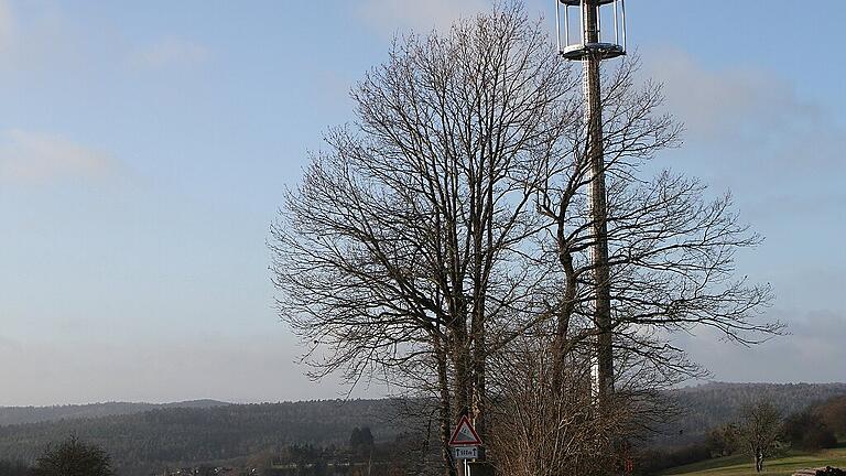 An der Kreisstraße zwischen Neubrunn (im Hintergrund) und Kirchlauter steht seit einiger Zeit ein Mast für Mobilfunk mit einer Höhe von rund 30 Metern. Das Mast ist jedoch noch nicht in Betrieb genommen wurde.