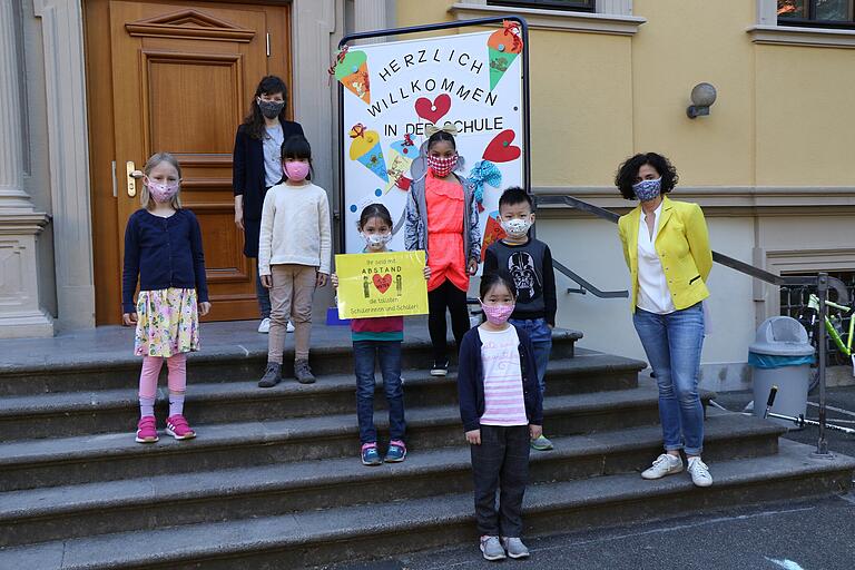 Sozialpädagogin Nadine Landgraf (hinten) und Klassenleiterin Karin Gensthaler (rechts) haben den Kindern in der Grundschule Stadtmitte einen warmen Empfang bereitet. Sozialpädagogin Nadine Landgraf (hinten) und Klassenleiterin Karin Gensthaler (rechts) haben den Kindern in der Grundschule Stadtmitte einen warmen Empfang bereitet.
