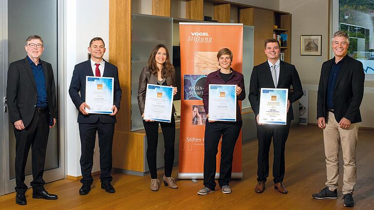 Die Preisverleihung des Forschungsförderpreis 2021 der Vogel Stiftung. Von links: Werner Brinker (Vogel Stiftung), Florian Kleefeldt, Jana-Kristin Prigge, Annika Kreikenbohm, Philipp Helmer (alle Uni Würzburg) und Gunther Schunk (Vogel Stiftung). Die Preisverleihung des Forschungsförderpreis 2021 der Vogel Stiftung. Von links: Werner Brinker (Vogel Stiftung), Florian Kleefeldt, Jana-Kristin Prigge, Annika Kreikenbohm, Philipp Helmer (alle Uni Würzburg) und Gunther Schunk (Vogel Stiftung).