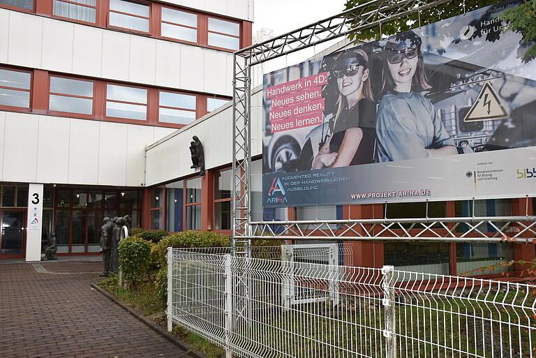 Im Bildungszentrum in Schweinfurt wird seit Januar 2021, deutschlandweit exklusiv, nicht nur die Ausbildungstauglichkeit der Augmented Reality getestet. Der Standort Schweinfurt ist seit diesem Jahr auch zentraler Ausbildungsstandort für Metallbautechnik in Unterfranken.&nbsp;