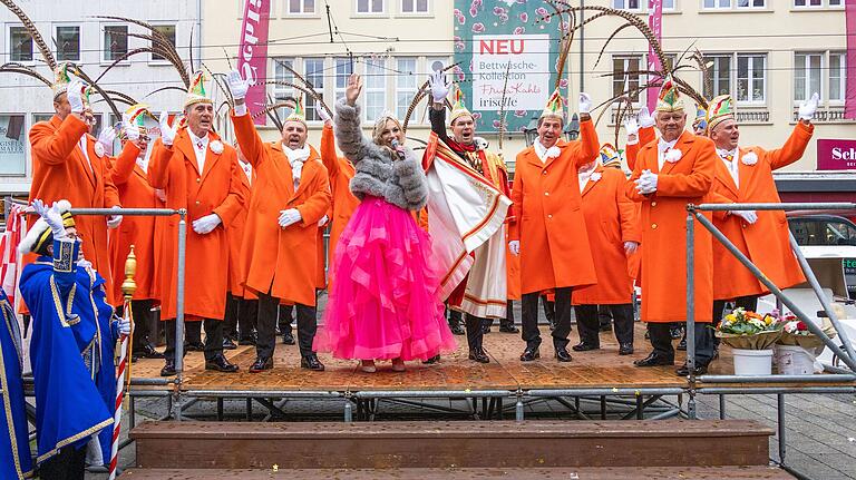 Gemeinsam mit dem 1. KaGe Elferrat und dem neuen Prinzenpaar wurde auf dem Sternplatz in Würzburg gefeiert. Gemeinsam mit dem 1. KaGe Elferrat und dem neuen Prinzenpaar wurde auf dem Sternplatz in Würzburg gefeiert.