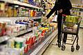 Einkaufen im Supermarkt       -  Viele Menschen in Deutschland wollen laut einer Umfrage Produkte aus den USA künftig boykottieren. (Archivbild)