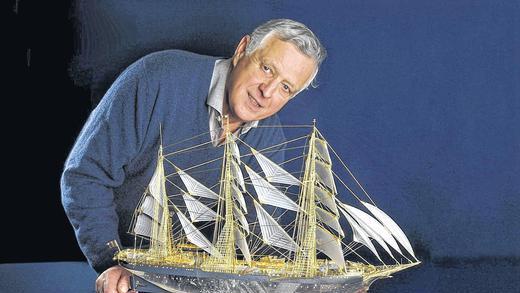 Ein Schiff wird kommen aus Gold und Edelsteinen - (zis) Auf den ersten Blick kaum zu erkennen, entpuppt sich das Modell der Gorch Fock, dem Ausbildungsschiff der Deutschen Marine, als kleines Kunstwerk aus Gold und Edelsteinen – mit vielen Details, wie den winzigen beweglichen Schiffsklappen, den auf Zug gesetzten Goldseilen sowie den „gegen den Wind“ positionierten Masten. Gebaut hat sie Manfred Wild, Edelsteinkünstler und -experte aus Idar-Oberstein (Foto). Zu sehen ist die Gorch Fock neben vielen anderen kristallklaren Kostbarkeiten vom 30. März bis 10. Juni in der neuen Sonderausstellung „Bergkristall – Natur – Technik – Kunst“ im Knauf-Museum Iphofen. Die Ausstellung umfasst die ganze Bandbreite des Bergkristalls – vom Kunsthandwerk bis hin zum Einsatz in der Computertechnik. Der Name Kristall kommt aus dem griechischen „Kristallos“ und bedeutet „gefroren“. Der Glaube, dass Bergkristall fest gefrorenes Eis ist, hielt sich noch bis über das Mittelalter hinaus. Manfred Wild lässt diesen „Mythos“ wieder aufleben. Zu den ausgefallenen Exponaten gehört auch ein funktionstüchtiges Bierfass aus Bergkristall und 18karat Gold. Wilds Stücke sind nicht nur beim Scheich aus Brunei oder in der Sammlung des japanischen Kaiserhauses zu finden, sondern begeistern weltweit die Besucher internationaler Museen in den USA, Europa oder auch im Nahen Osten. Für Iphofen hat er brandneue Kunstwerken geschaffen. Ein Schiff wird kommen aus Gold und Edelsteinen - (zis) Auf den ersten Blick kaum zu erkennen, entpuppt sich das Modell der Gorch Fock, dem Ausbildungsschiff der Deutschen Marine, als kleines Kunstwerk aus Gold und Edelsteinen – mit vielen Details, wie den winzigen beweglichen Schiffsklappen, den auf Zug gesetzten Goldseilen sowie den „gegen den Wind“ positionierten Masten. Gebaut hat sie Manfred Wild, Edelsteinkünstler und -experte aus Idar-Oberstein (Foto). Zu sehen ist die Gorch Fock neben vielen anderen kristallklaren Kostbarkeiten vom 30. März bis 10. Juni in der neuen Sonderausstellung „Bergkristall – Natur – Technik – Kunst“ im Knauf-Museum Iphofen. Die Ausstellung umfasst die ganze Bandbreite des Bergkristalls – vom Kunsthandwerk bis hin zum Einsatz in der Computertechnik. Der Name Kristall kommt aus dem griechischen „Kristallos“ und bedeutet „gefroren“. Der Glaube, dass Bergkristall fest gefrorenes Eis ist, hielt sich noch bis über das Mittelalter hinaus. Manfred Wild lässt diesen „Mythos“ wieder aufleben. Zu den ausgefallenen Exponaten gehört auch ein funktionstüchtiges Bierfass aus Bergkristall und 18karat Gold. Wilds Stücke sind nicht nur beim Scheich aus Brunei oder in der Sammlung des japanischen Kaiserhauses zu finden, sondern begeistern weltweit die Besucher internationaler Museen in den USA, Europa oder auch im Nahen Osten. Für Iphofen hat er brandneue Kunstwerken geschaffen.
