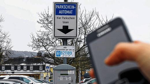 Parken per Handy: Eine SMS an die Kurzwahlnummer 82 11 89 reicht und das virtuelle Ticket für den Salinenparkplatz ist gelöst.