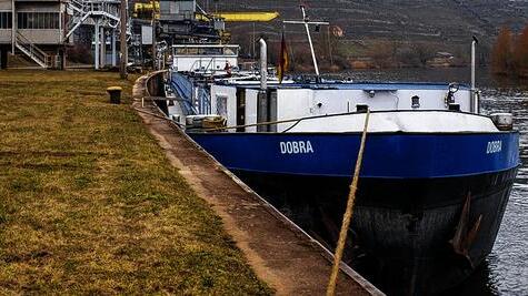 Liegt ohne Sprit am Zementwerkkai: Die &bdquo;Dobra&ldquo; blieb auf einer Überführungsfahrt nach Rumänien ohne Treibstoff bei Lengfurt liegen.