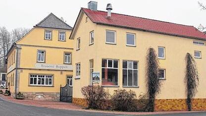 Vorne das Brauhaus, dahinter die Gaststätte &ndash; so präsentiert sich die Brauerei Roppelt in Trossenfurt. Ein Stück weiter oben am Hang befindet sich der Bierkeller.