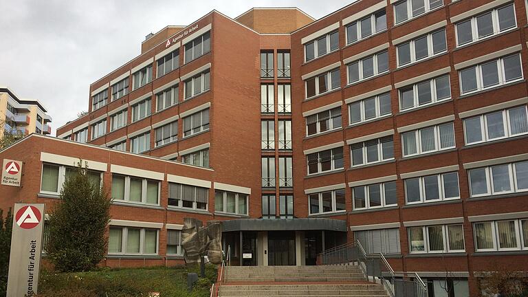 In der Region Main-Rhön haben die jungen Bewerber weiterhin eine gute Auswahl an Ausbildungsstellen, hieß es am Montag in der Arbeitsagentur Schweinfurt. In der Region Main-Rhön haben die jungen Bewerber weiterhin eine gute Auswahl an Ausbildungsstellen, hieß es am Montag in der Arbeitsagentur Schweinfurt. 