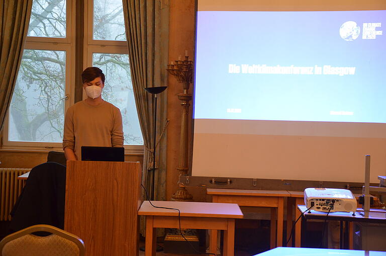Manuel Rettner, ehemaliger Schüler am FLSH Schloss Gaibach, hielt für die Oberstufenschüler*innen einen informativen Vortrag im Konstitutionssaal. Manuel Rettner, ehemaliger Schüler am FLSH Schloss Gaibach, hielt für die Oberstufenschüler*innen einen informativen Vortrag im Konstitutionssaal.