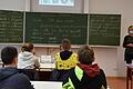 'Die Kinder machen prima mit, sind in wenigen Woche zu einer Gemeinschaft zusammengewachsen', freut sich Lehrerin Diana Kunke (rechts) über ihre 'Willkommensgruppe'. In einer eigens eingerichteten Klasse in der Frieden-Mittelschule werden 17 aus der Ukraine geflüchtete Mädchen und Jungen von der russisch sprechenden Lehrerin in Deutsch unterrichtet.