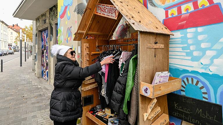 Jeden Morgen und jeden Abend geht Rentnerin Thiele zu einer Kleidersammelbox  in der Sedanstraße in der Würzburger Zellerau, um dort gespendete Kleidung zu ordnen.