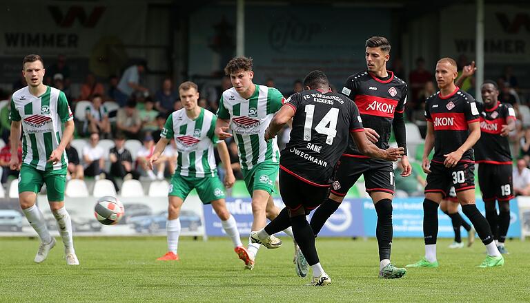 Treffer Nummer zwei: Saliou Sane erzielt das 2:0 für die Würzburger Kickers.