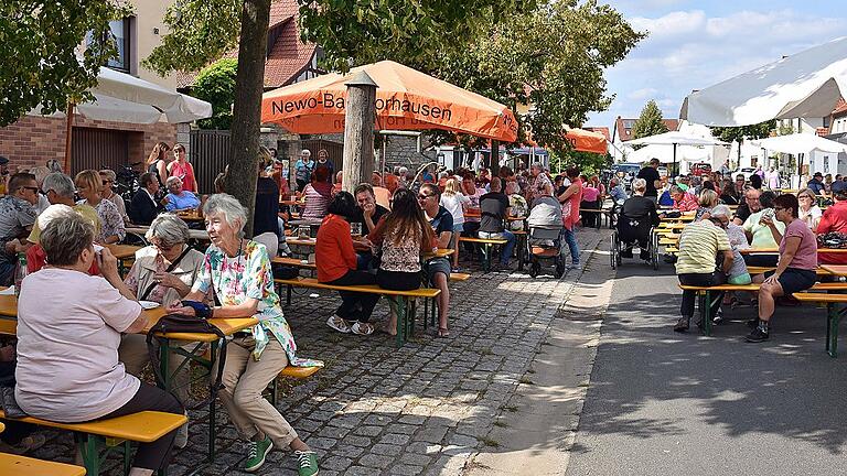 Im Zeichen des 110-jährigen Bestehens des Obst- und Gartenbauvereins Steinsfeld stand an Mariä Himmelfahrt das Dorfbrunnenfest.