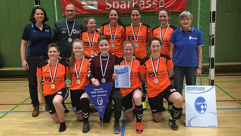 Die Frauen des SC Würzburg holten sich in Karlstadt den unterfränkischen Titel im Hallenfußball. Ein Bild von der Siegerehrung: (hinten von links) Yvonne Söser (Beauftragte für Frauen- und Mädchenfußball im Kreis Aschaffenburg), Trainer Eugen Ungefuch, Milena Weigand, Selin Kuruoglu, Anna Fries, Milena Klein, Helga Schmitt (Vorsitzende des Bezirks-Frauen- und -Mädchen-Ausschusses) (vorne von links) Sophie Mende, Sarah Heinickel, Luisa Sterzenbach, Regina Klopf und Andrea Hainthaler.