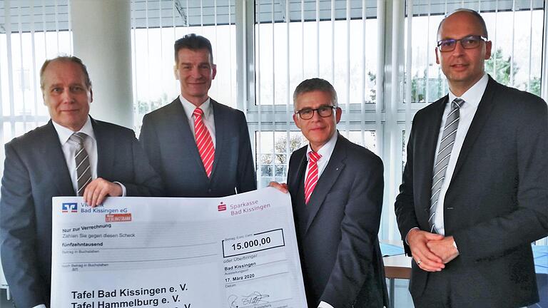 Mit einer Großspende beider Regionalbanken in Höhe von 15.000 Euro unterstützen die Vorstände (von links) Roland Knoll (VR-Bank), Michael Rendl und Roland Friedrich (beide Sparkasse) sowie Rainer Geis (VR-Bank) die drei Tafeln im Landkreis. Foto: Sigismund von Dobschütz       -  Mit einer Großspende beider Regionalbanken in Höhe von 15.000 Euro unterstützen die Vorstände (von links) Roland Knoll (VR-Bank), Michael Rendl und Roland Friedrich (beide Sparkasse) sowie Rainer Geis (VR-Bank) die drei Tafeln im Landkreis. Foto: Sigismund von Dobschütz