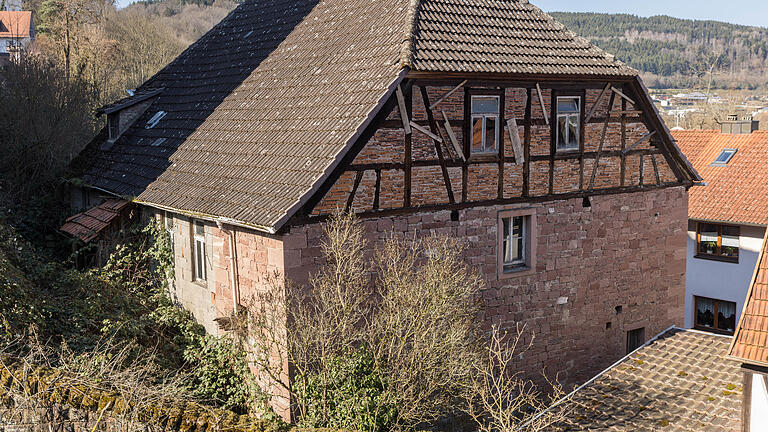 Die Stadt Rieneck will dieses denkmalgeschützte Gebäude einer ehemaligen Mühle, die früher das Wasser des Fließenbaches nutzte, aus den Händen des Freistaates Bayern erwerben. Über ein mögliches Nutzungkonzept soll erst nach dem Kauf entschieden werden.