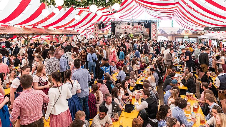 Das volle Festzelt auf dem Würzburger Frühjahrsvolksfest 2022. Gefeiert wird dort zu Volksfest- und Partymusik – doch der umstrittene Mallorca-Hit 'Layla' wird auch heuer nicht gespielt werden.