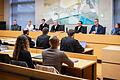 Nur einen kurzen Blick in den Saal ohne den Angeklagten erlaubte das Gericht beim Prozess um den tödlichen Schuss eines Schülers in Lohr auf einen anderen. Das Verfahren findet wegen des jugendlichen Alters des Angeklagten hinter verschlossenen Türen statt und kommt langsam auf die Zielgerade.