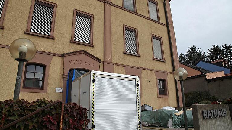 Im Rahmen der Ratshaussanierung in Hettstadt ist der Zugang nur durch eine Schadstoffschleuse möglich. Experten fanden viel Asbest im Haus. Foto: Herbert Ehehalt Im Rahmen der Ratshaussanierung in Hettstadt ist der Zugang nur durch eine Schadstoffschleuse möglich. Experten fanden viel Asbest im Haus. Foto: Herbert Ehehalt