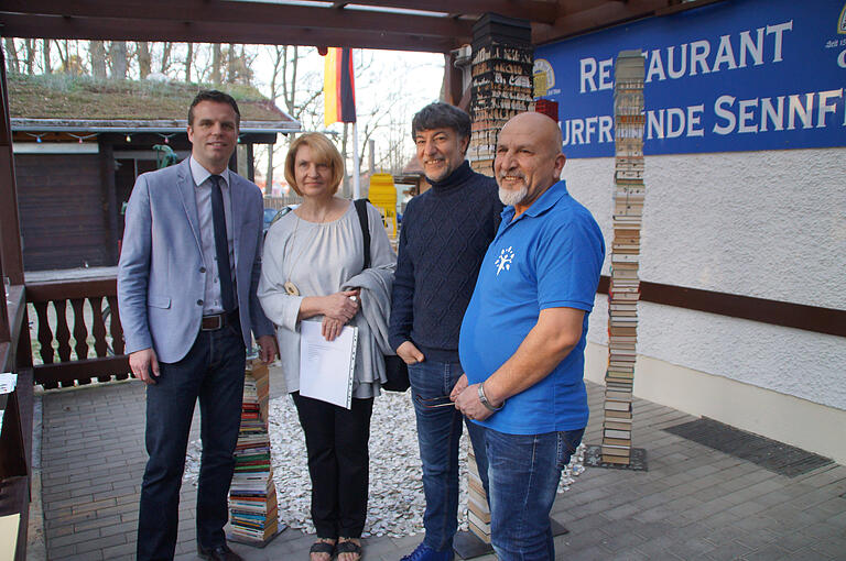 Bei der Vernissage: v.l. Bürgermeister Oliver Schulze, Brunhild Schwertner, Kito Sino und Khalil Abdel Rahman Bei der Vernissage: v.l. Bürgermeister Oliver Schulze, Brunhild Schwertner, Kito Sino und Khalil Abdel Rahman