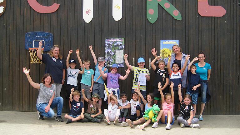 Die Schülerinnen und Schüler der Klasse 2b der Johann-Adam-Möhler-Schule in Igersheim hatten viel Spaß bei dem Besuch auf dem Milchbauernhof der Familie Schreck in Gissigheim. Die Schülerinnen und Schüler der Klasse 2b der Johann-Adam-Möhler-Schule in Igersheim hatten viel Spaß bei dem Besuch auf dem Milchbauernhof der Familie Schreck in Gissigheim.