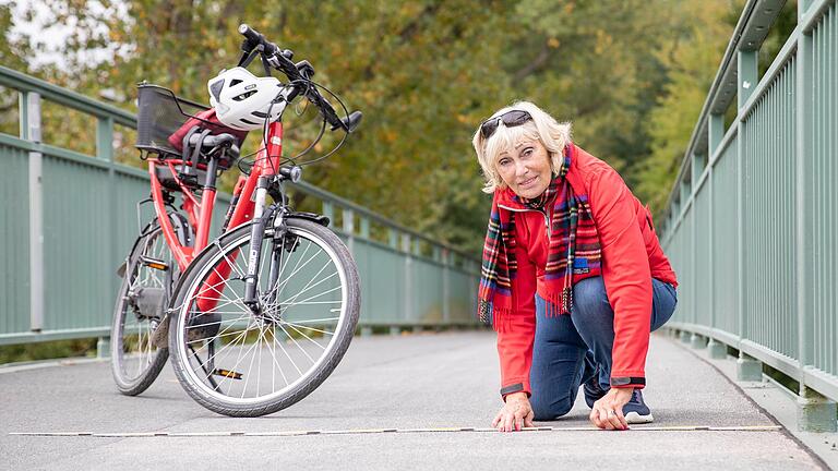 Mit Zollstock vermisst Brigitte Mikschofsky Radwege und Brücken rund um Würzburg.