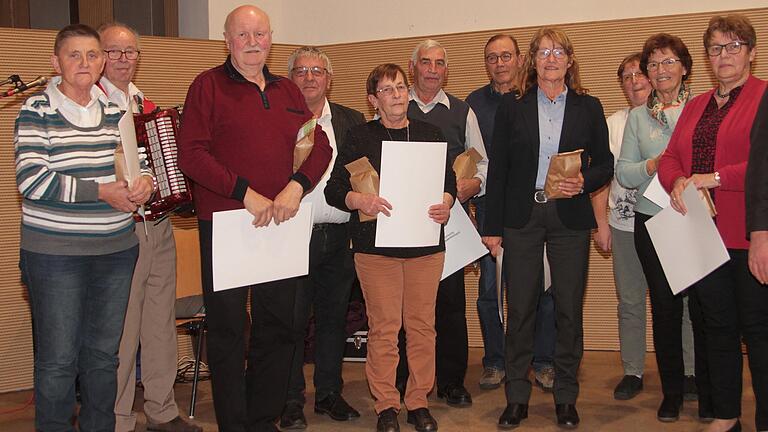 Über 30 Jahre stehen diese Landwirtinnen und Landwirte schon an der Spitze ihres Berufsstandes in ihrer Gemeinde. Über 30 Jahre stehen diese Landwirtinnen und Landwirte schon an der Spitze ihres Berufsstandes in ihrer Gemeinde.