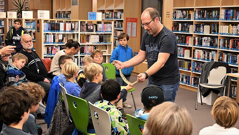 Die Kinder stellten Thomas Winter zahlreiche Fragen und durften die Königspython auch anfassen.