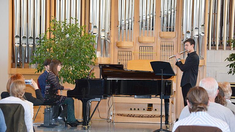 Im Orgelsaal der Berufsfachschule für Musik begeisterten Schülerinnen und Schüler  des Städtischen Konservatoriums Larissa mit ihrem Konzert die zahlreichen Besucher. Mit dem Konzert für Flöte Harfe von Wolfgang Amadeus Mozart, wobei die Harfe durch das Klavier ersetzt  wurde, eröffneten Nestoras Amelibia (Flöte) und Alexandra Gasdrogka (Klavier) den Abend.