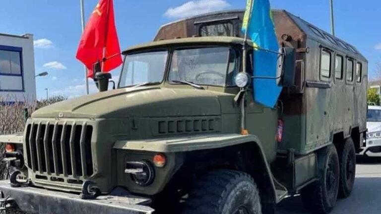 Auch ein Militärfahrzeug (mit Beflaggung der ehemaligen Sowjetunion und Kasachstan) fuhr beim Autokorso in Würzburg mit.