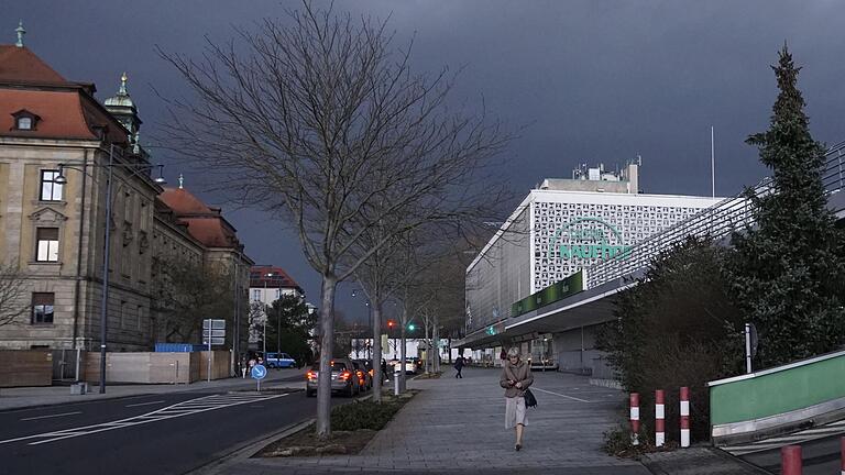 Dunkle Wolken über der Schweinfurter Galeria Kaufhof-Filiale: Am Montag wurde bekannt, dass der Standort am 31. Januar 2024 geschlossen wird.