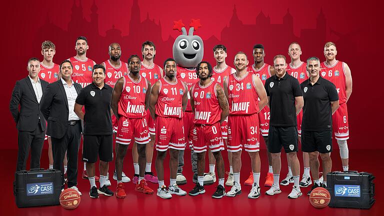 Hinten von links: Hannes Steinbach, Owen Klassen, Javon Bess, Zac Seljaas, Maskottchen Olli99, Julius Böhmer, Elijah Ndi, Collin Welp, Maximilian Ugrai. Vorne von links: Assistant Coach Dejan Mihevc, Headcoach Saša Filipovski, Teammanager Jeremy Abeyta, Darius Perry, Isaiah Washington, Otis Livingston II, Felix Hoffmann, Physiotherapeut Nico Brendel, Athletiktrainer Pako Šćekić