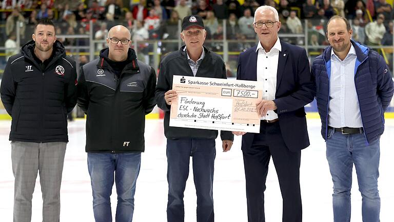 Bei der Spendenübergabe (von links): die ESC-Vorstände Andreas Beck, Frank Terhar und Dr. Bernd Bullnheimer sowie Bürgermeister Günther Werner und Trainer Dennis Maschke.