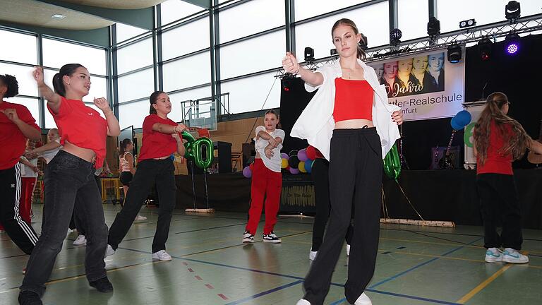 Die Tanz-AG feierte den Schulgeburtstag der WSR mit flotten Rhythmen. Die Tanz-AG feierte den Schulgeburtstag der WSR mit flotten Rhythmen.