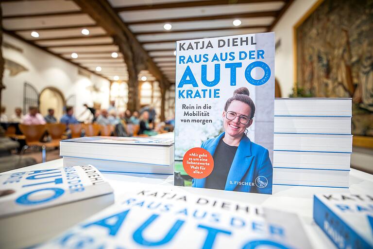 Ihr neues Buch 'Raus aus der Autokratie – Rein in die Mobilität von morgen' stellte Bestellerautorin Katja Diehl im Rahmen der Europäischen Mobilitätswoche in der Rathausdiele vor.